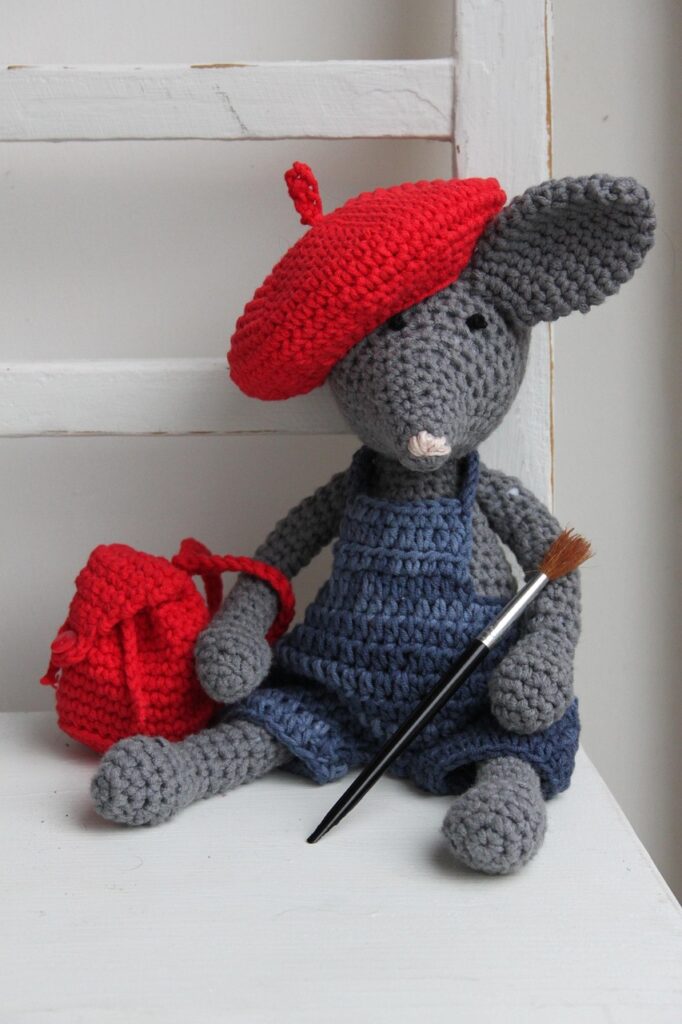 pablo the mouse, pablo picasso, crochet mouse, crochet pattern mouse, gray, dungarees, backpack, red, crochet, beret, brush, to paint, painting, crochet, crochet, crochet, crochet, crochet